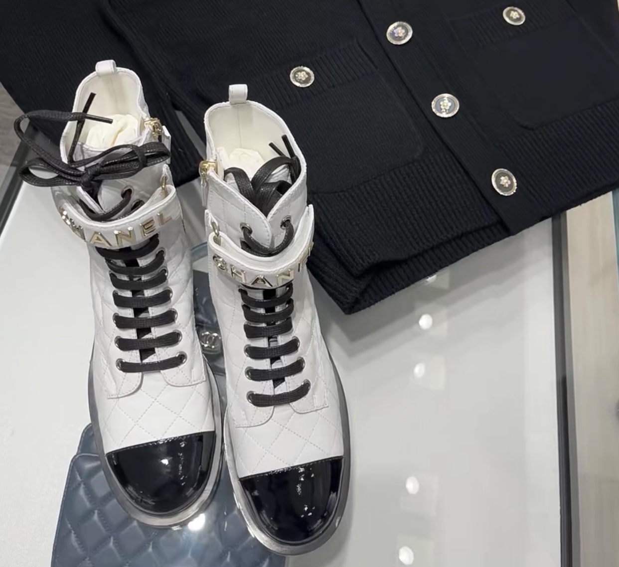 CHANEL Женские стёганые ботинки с перемычкой CHANEL Женские стёганые ботинки с перемычкой