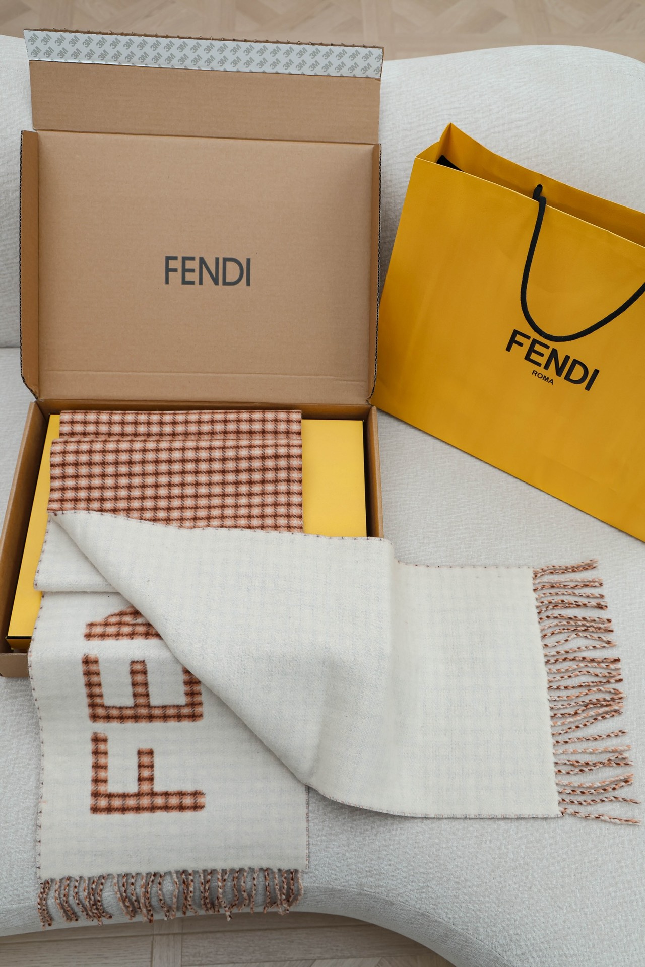 FENDI Женский шарф из кашемира с логотипом FENDI Женский шарф из кашемира с логотипом