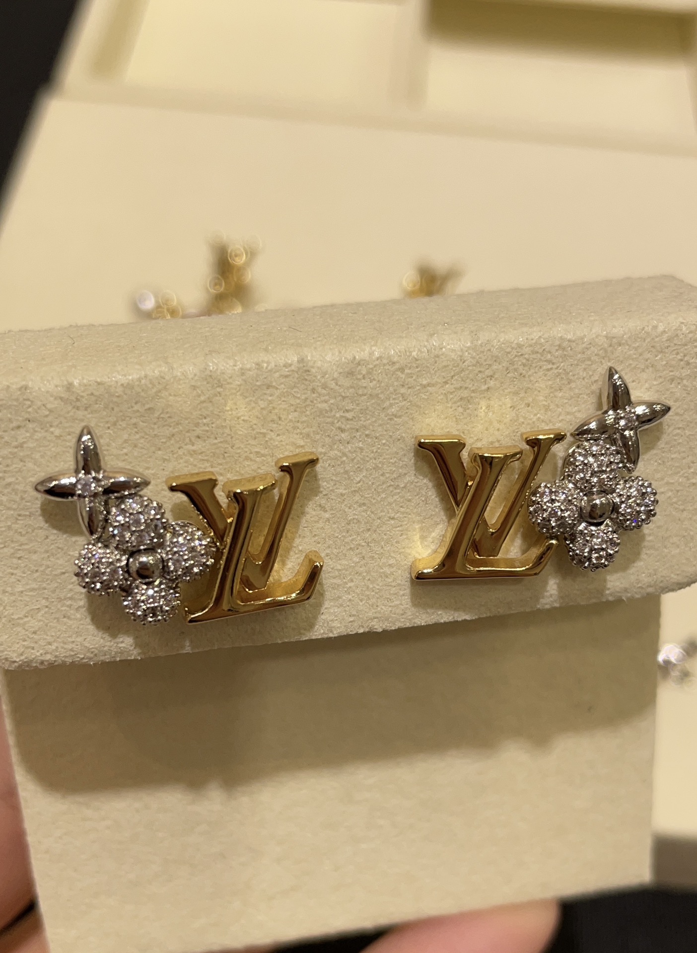 LOUIS VUITTON Женские серьги с монограммой LV LOUIS VUITTON Женские серьги с монограммой LV