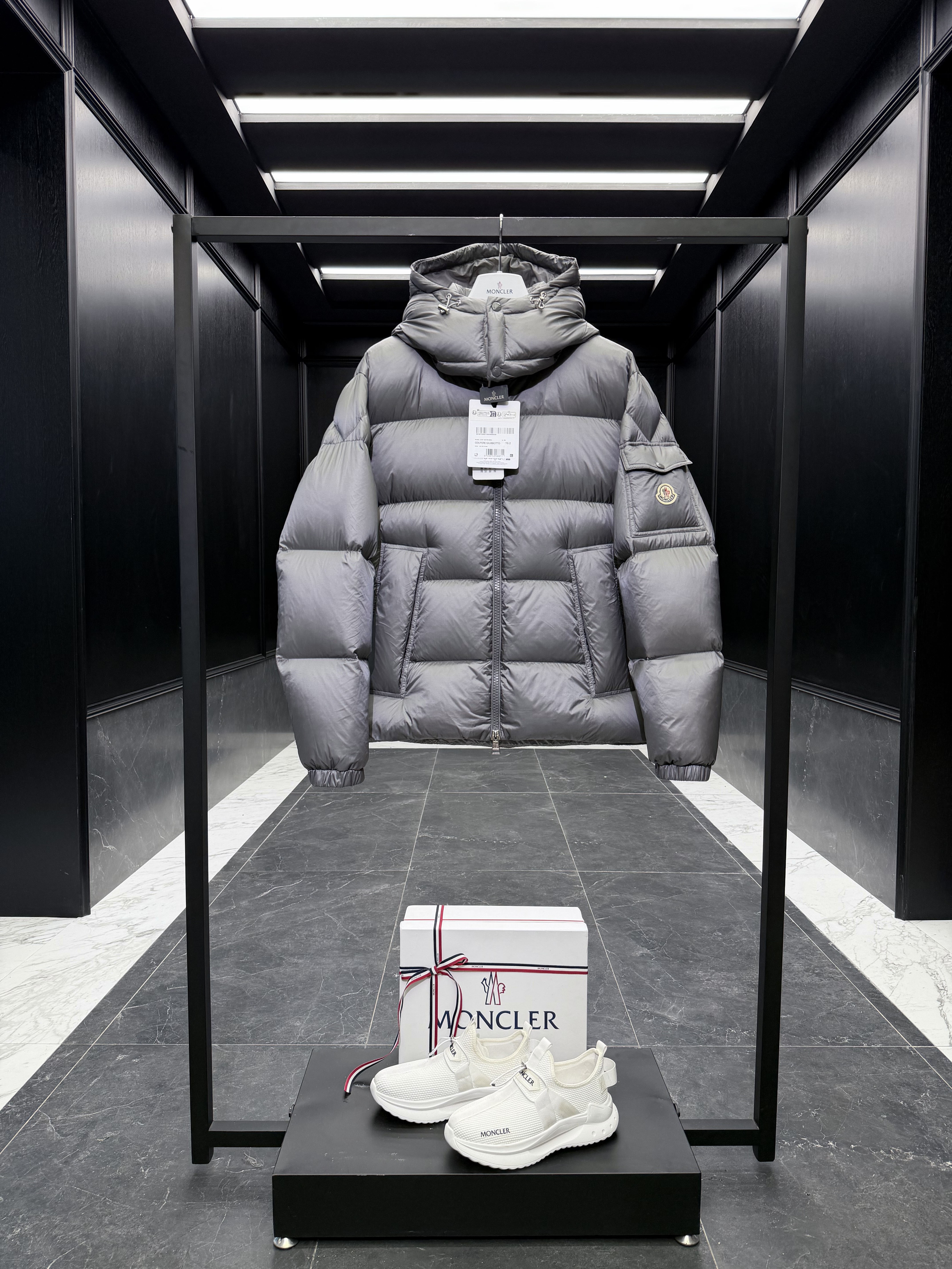 MONCLER Мужской пуховик Couyere MONCLER Мужской пуховик Couyere