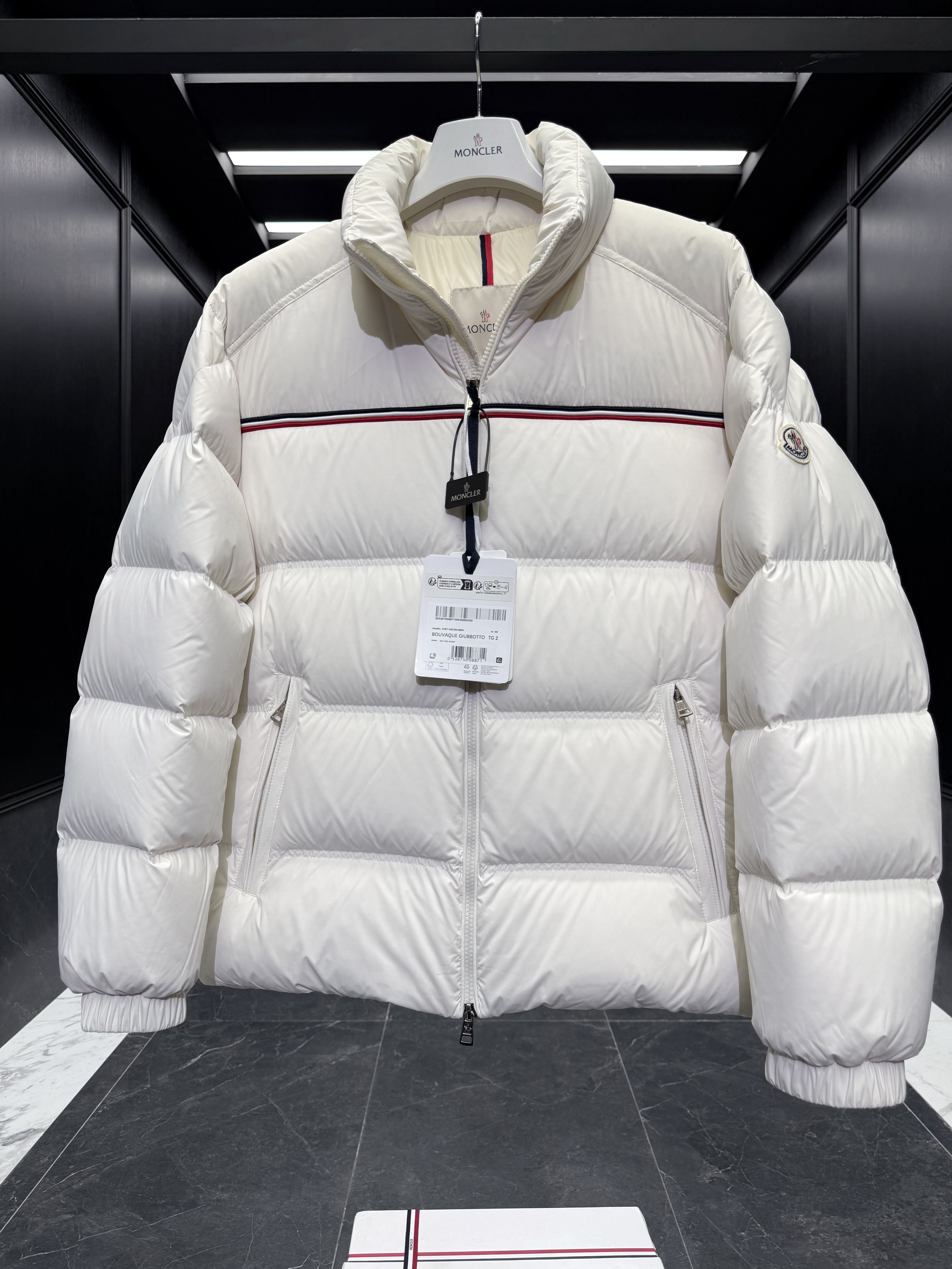 MONCLER Мужской пуховик Bouvaque MONCLER Мужской пуховик Bouvaque