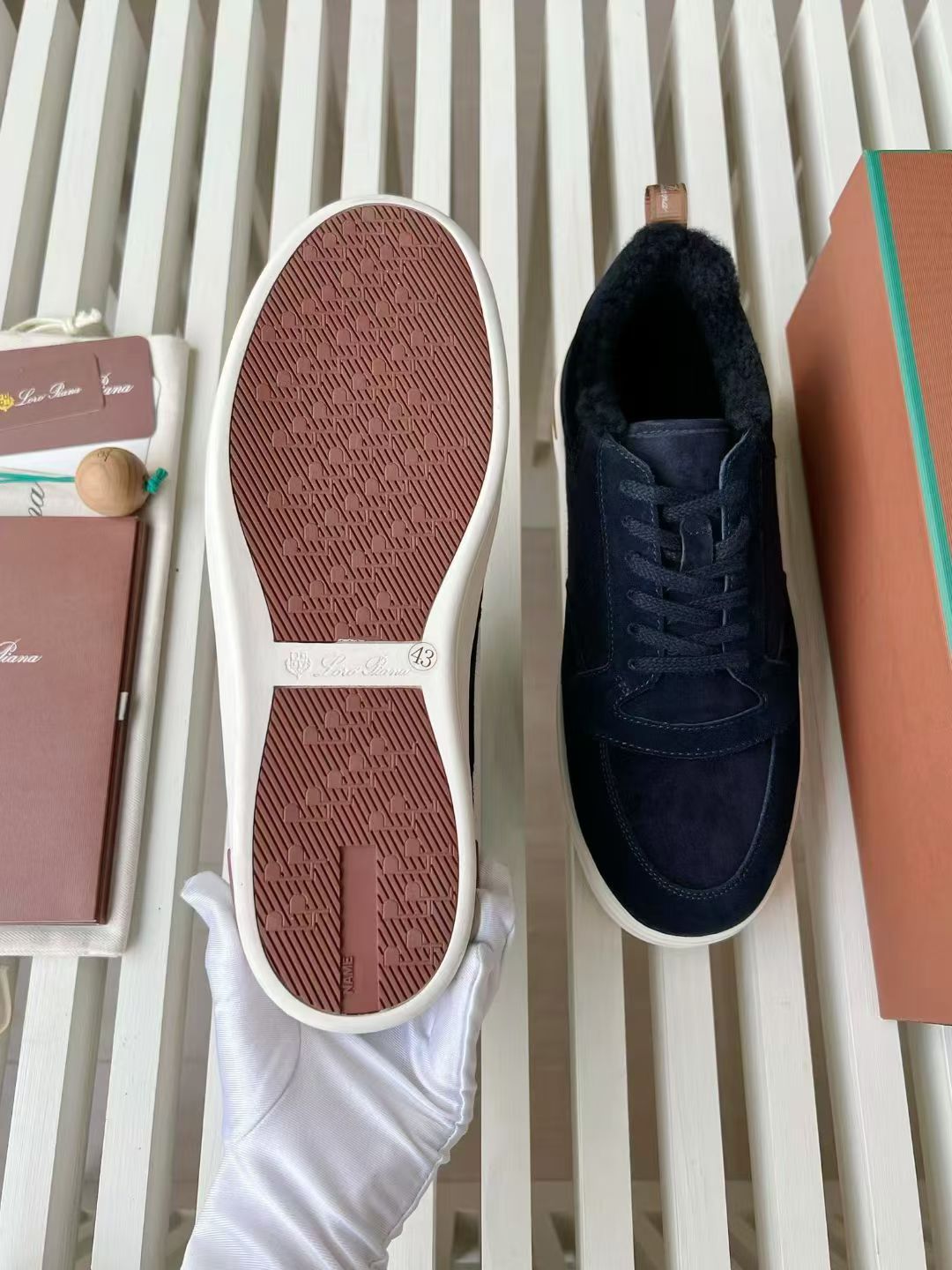 LORO PIANA Женские кроссовки из овчины 