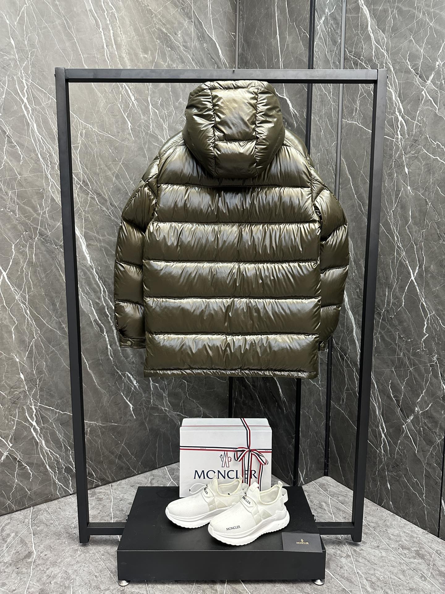 MONCLER Мужской пуховик Chiablese