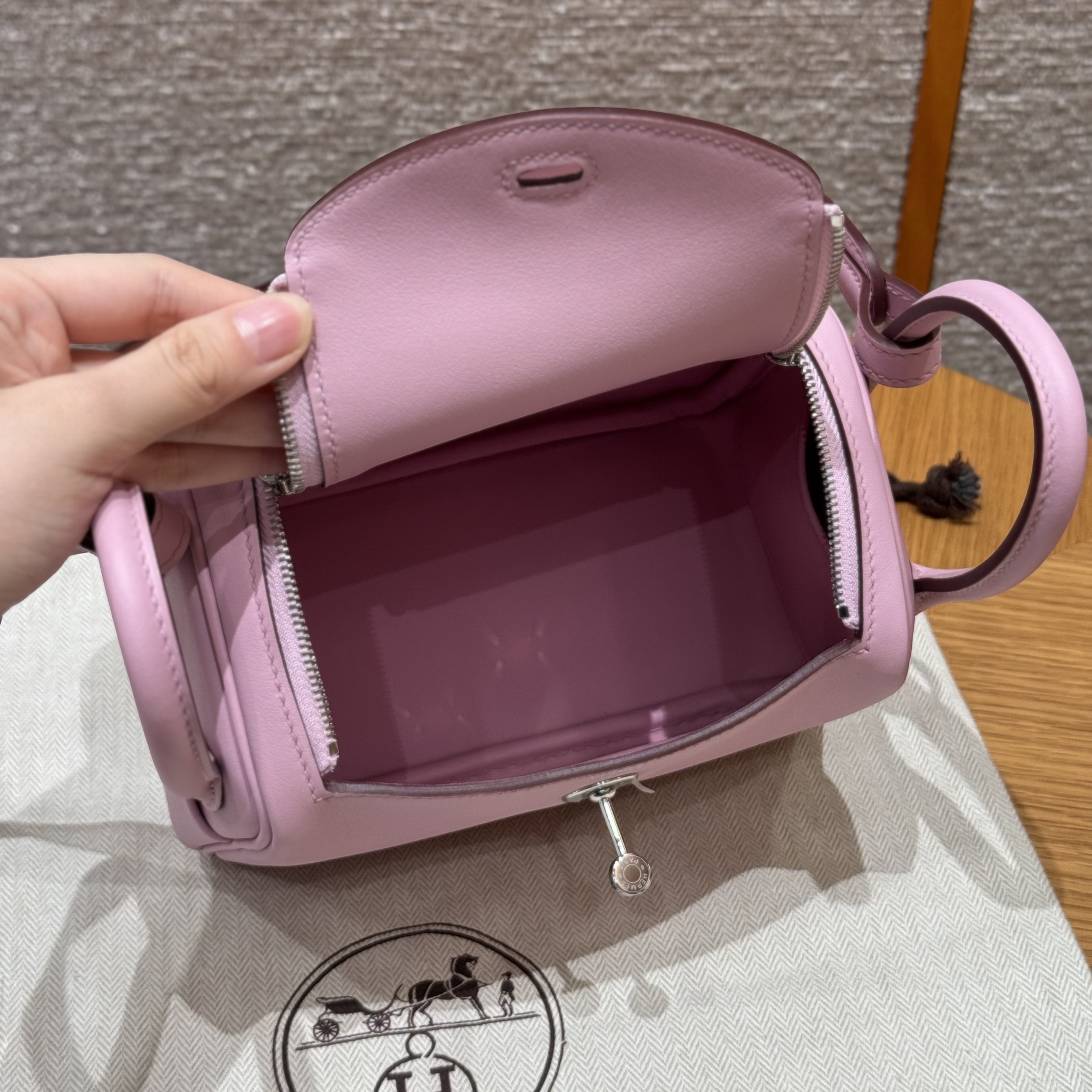 HERMES Женская сумка Lindy 19 см X9 Swift HERMES Женская сумка Lindy 19 см X9 Swift