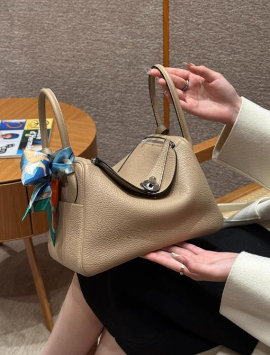 HERMES Женская сумка Lindy 26 см S2 Clemence HERMES Женская сумка Lindy 26 см S2 Clemence