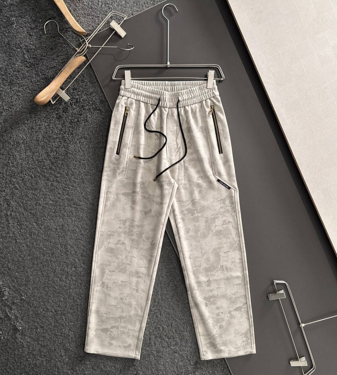 LOUIS VUITTON Мужские брюки LOUIS VUITTON Мужские брюки