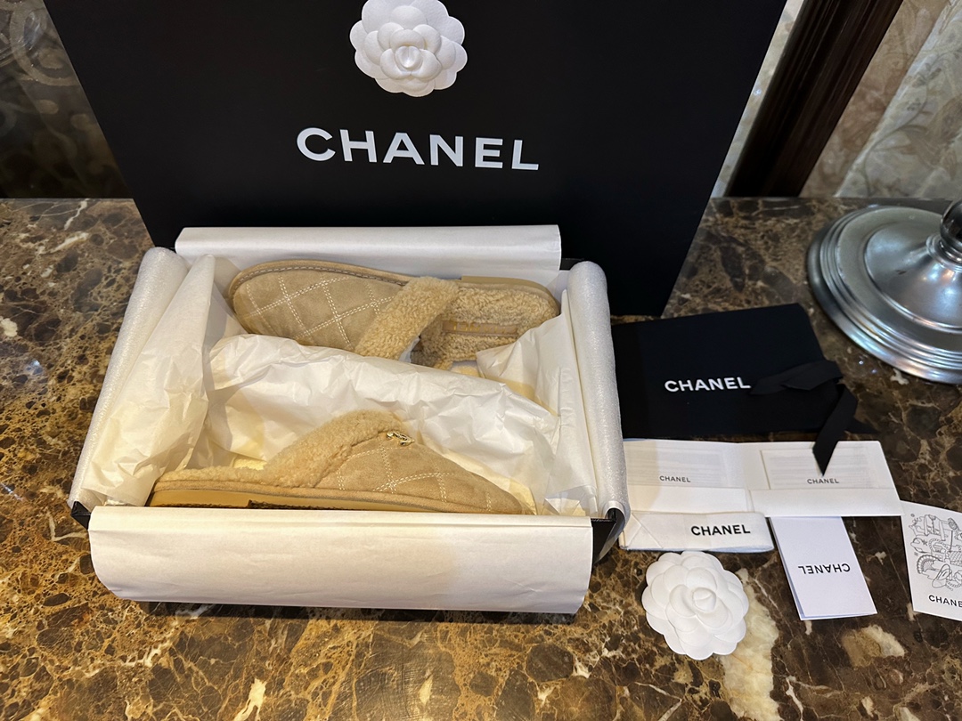 CHANEL Женские тапки из замши и шерсти