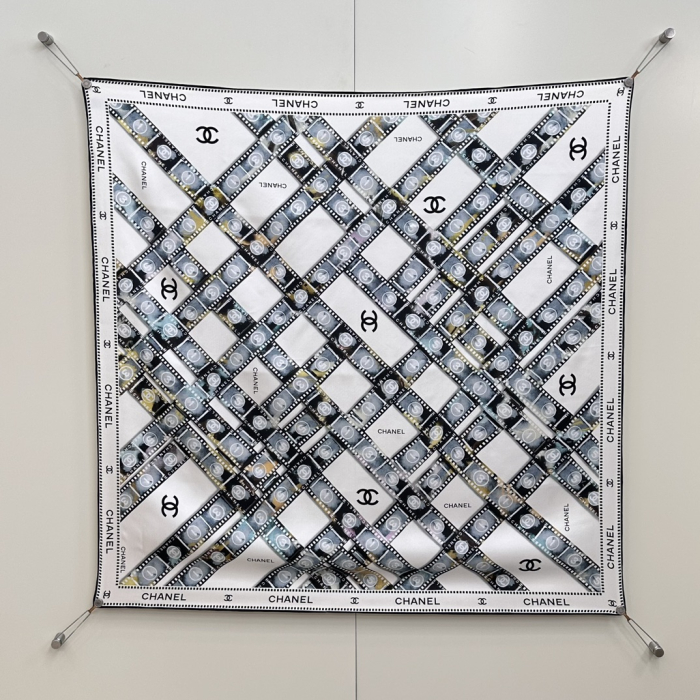 CHANEL Женский платок из шелка