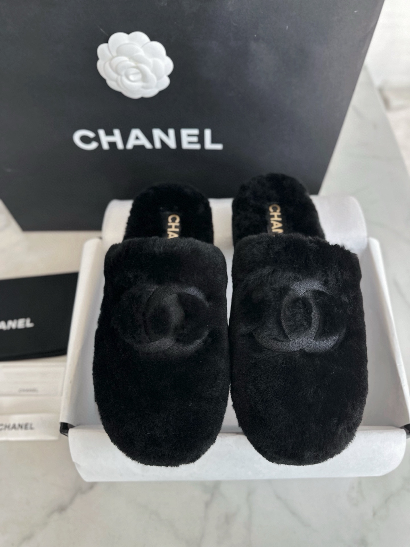 CHANEL Женские тапки из замши и шерсти