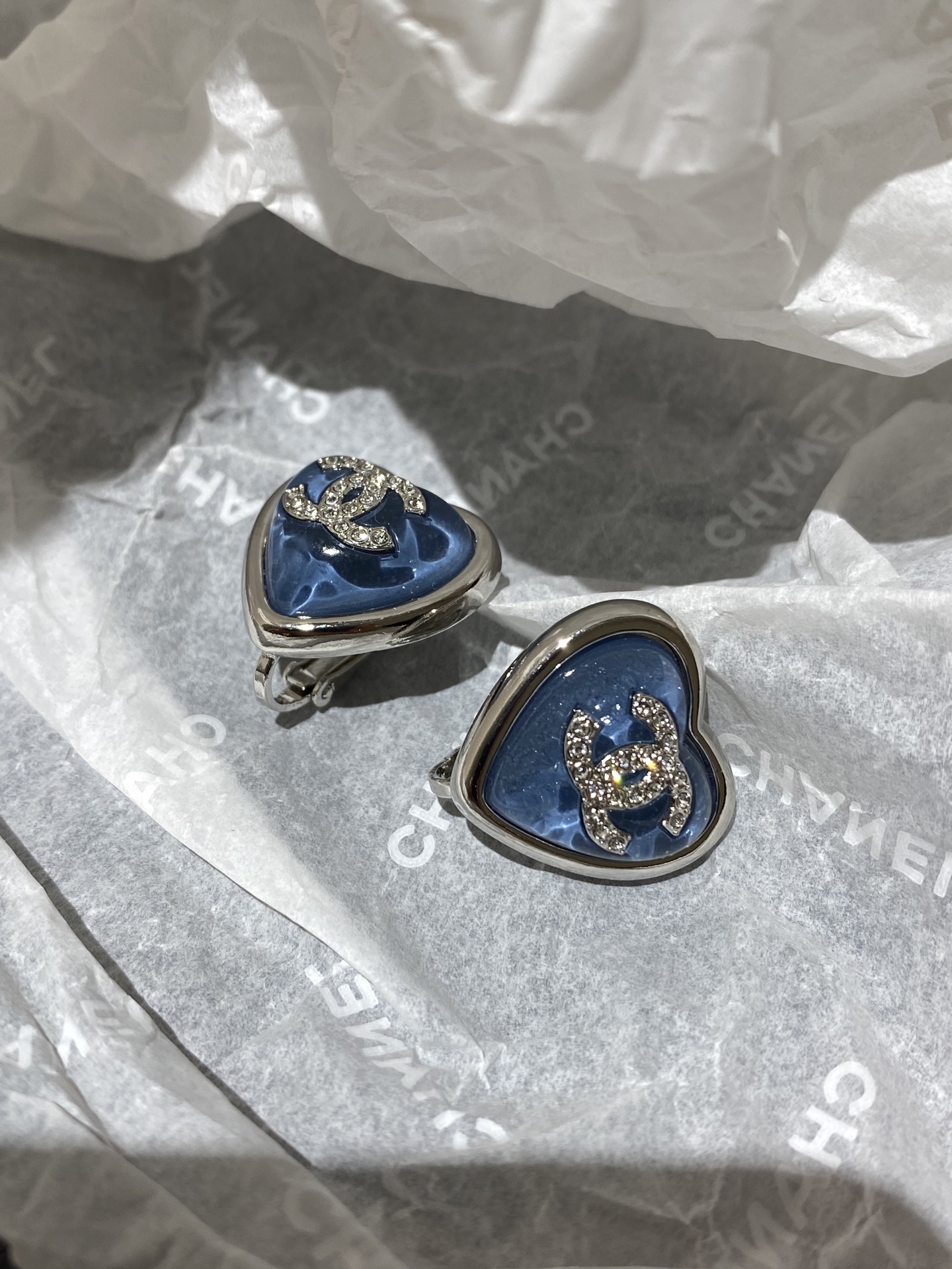 CHANEL Женские серьги в форме сердца  CHANEL Женские серьги в форме сердца