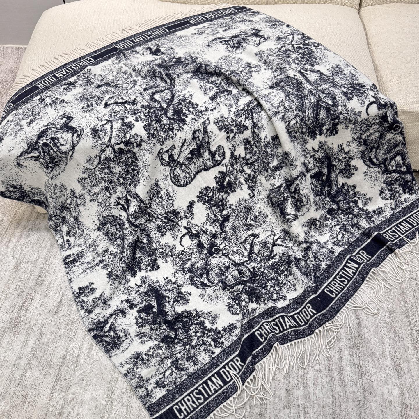 CHRISTIAN DIOR Женская шаль Yoju Animal Jungle CHRISTIAN DIOR Женская шаль Yoju Animal Jungle