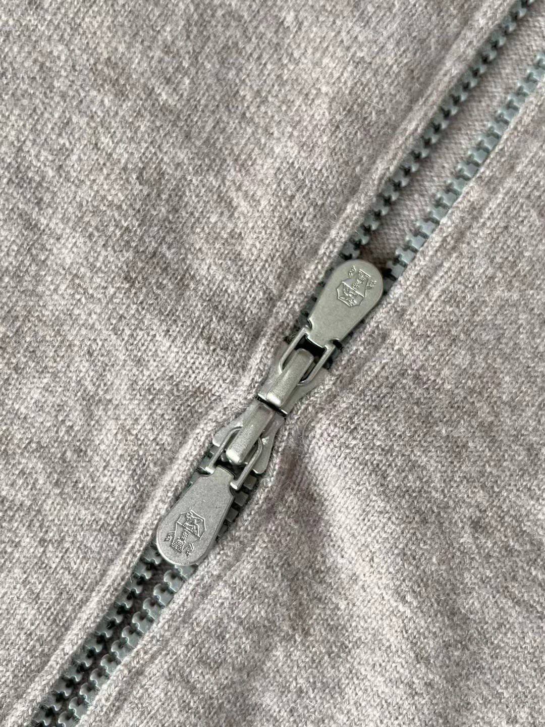 BRUNELLO CUCINELLI Мужской джемпер из кашемира  BRUNELLO CUCINELLI Мужской джемпер из кашемира