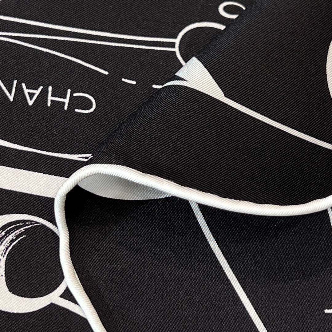 CHANEL Женский платок шёлк в в черно-белой гамме