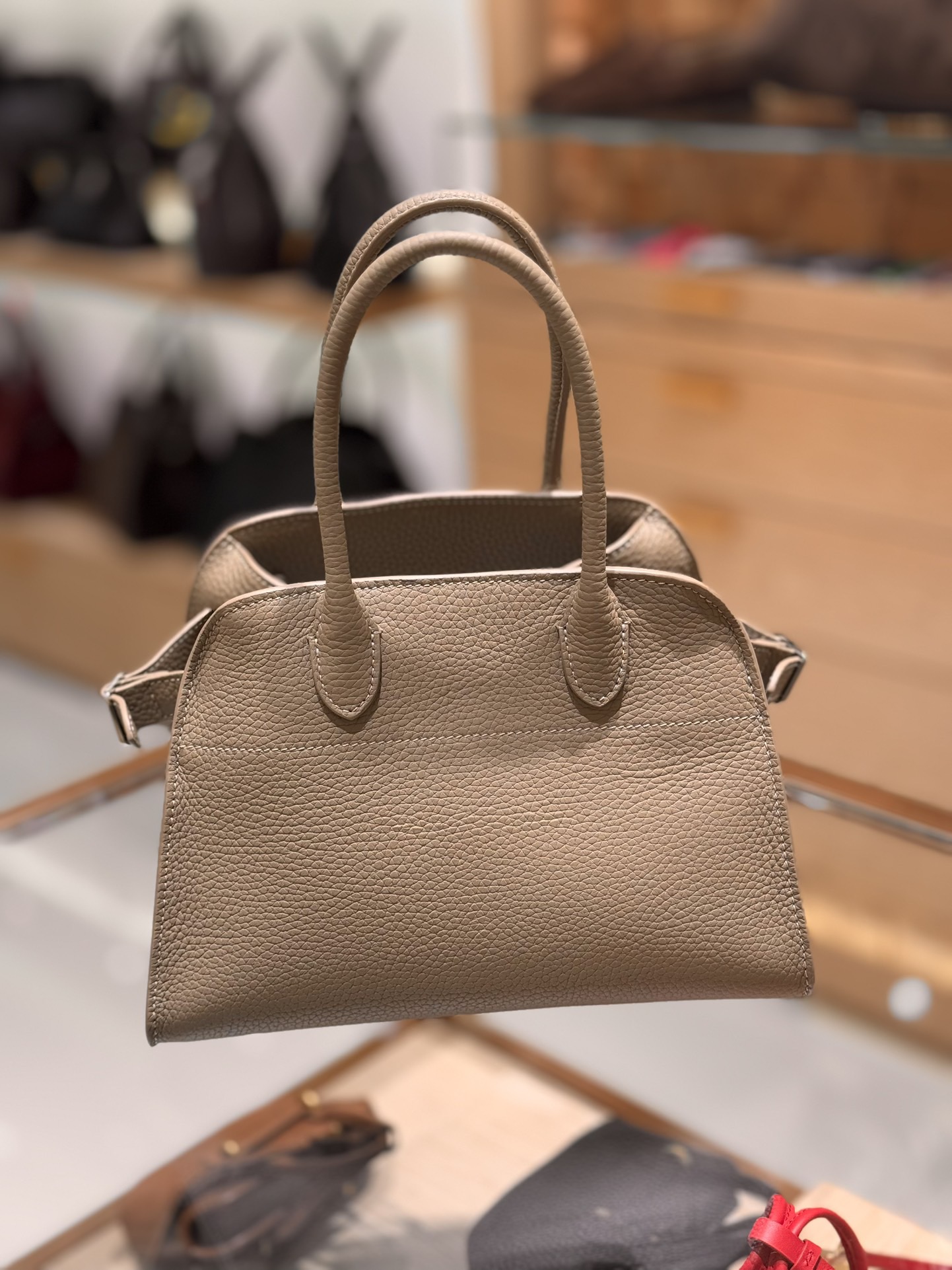 THE ROW Женская сумка Margaux 10 из кожи THE ROW Женская сумка Margaux 10 из кожи