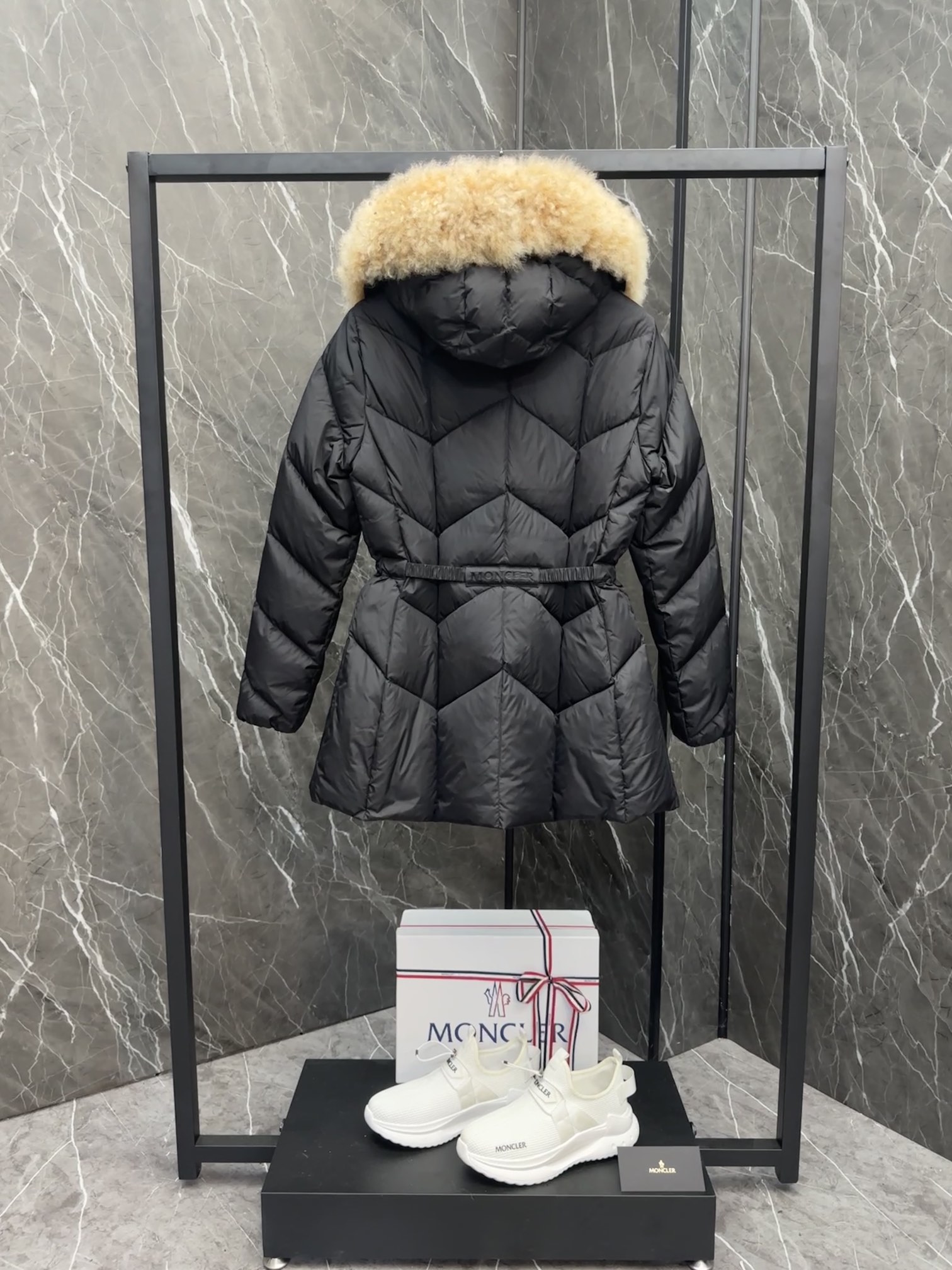 MONCLER Женская куртка с капюшоном Loriot