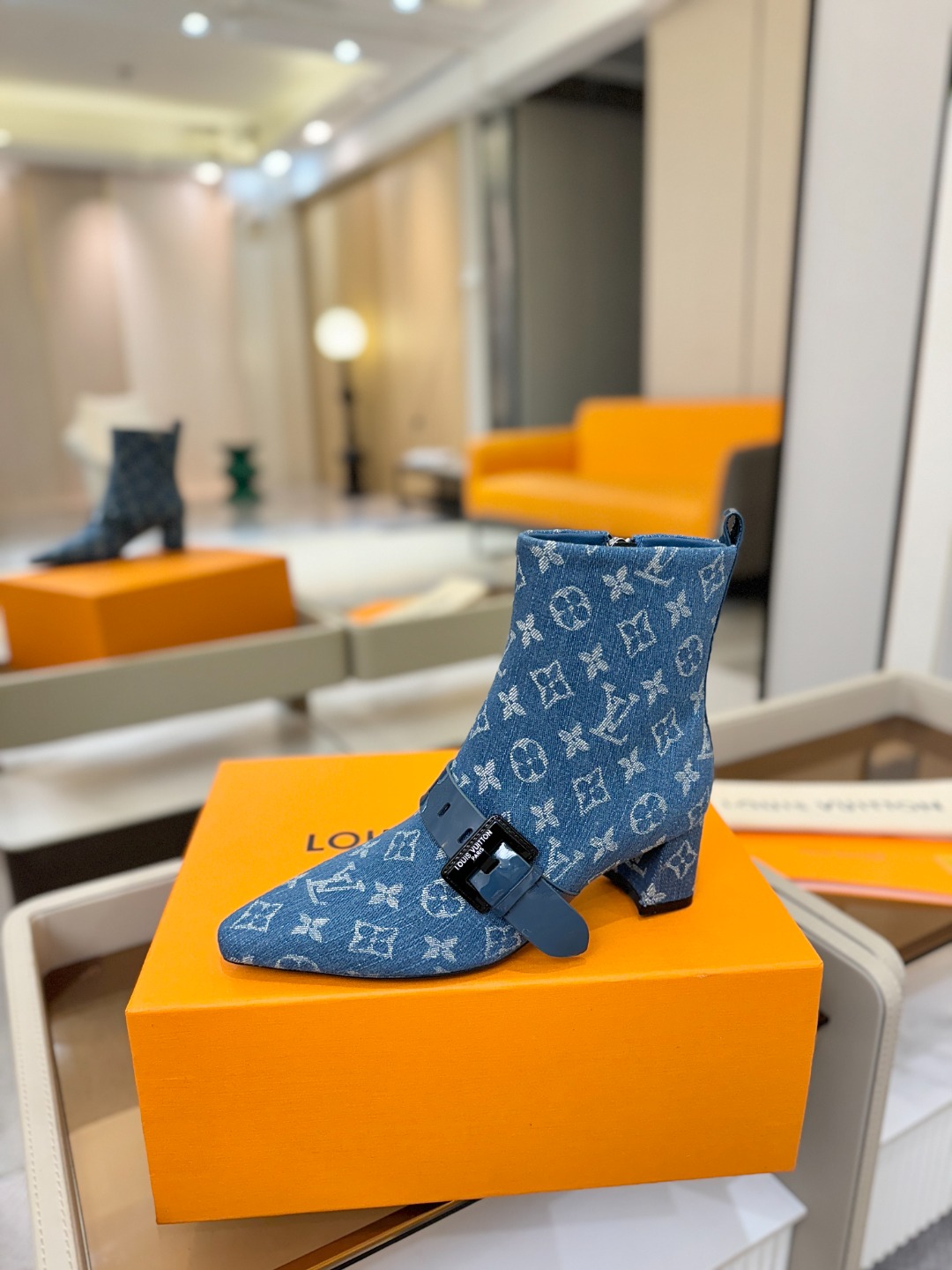 LOUIS VUITTON Женские ботильоны с острым мысом