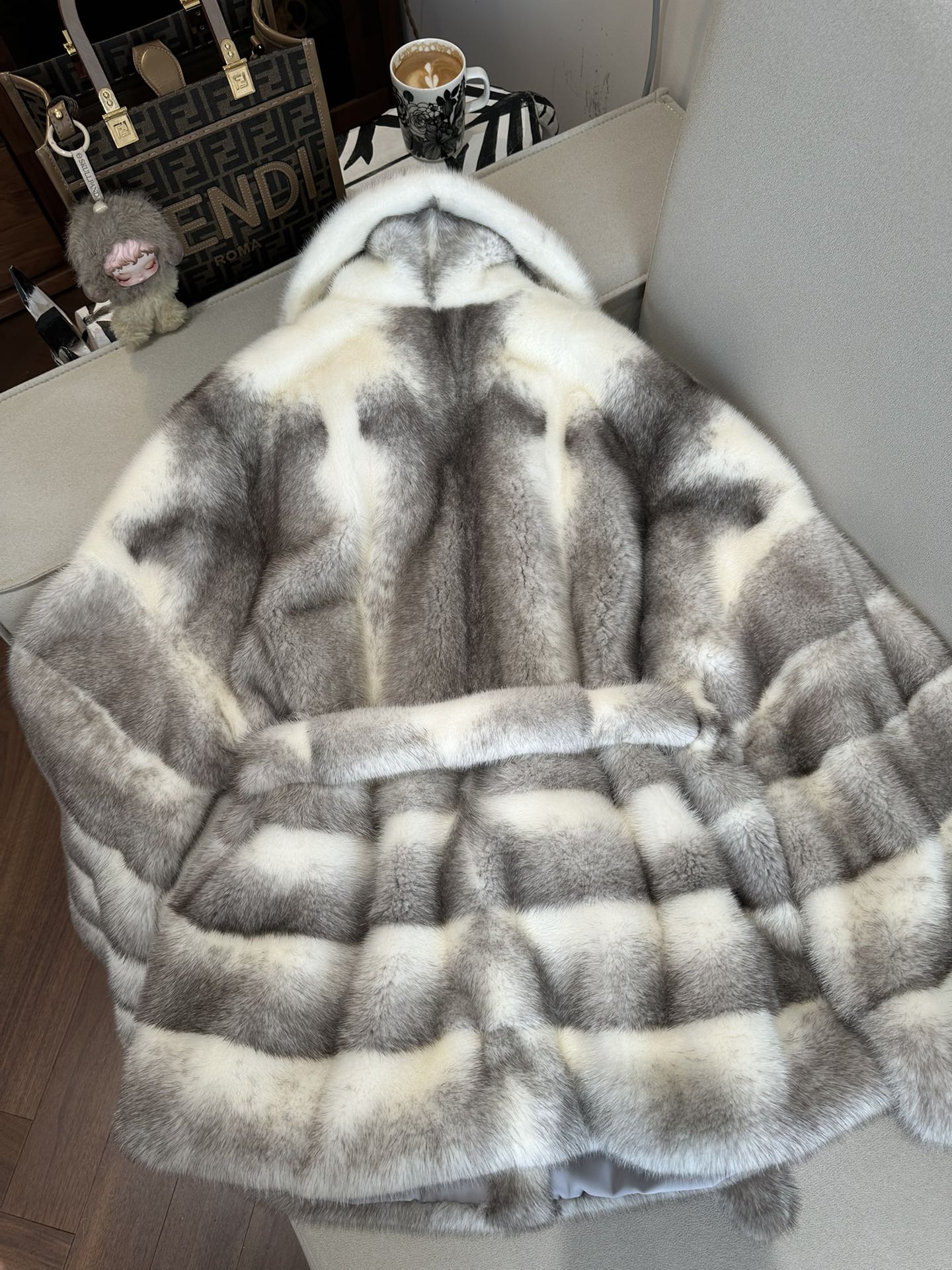 FENDI Женская шуба из норки FENDI Женская шуба из норки