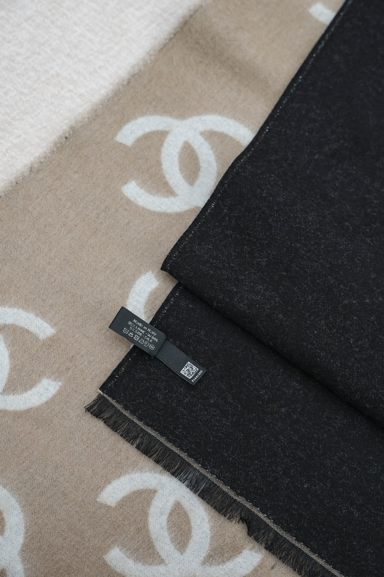 CHANEL Женский двусторонний шарф из кашемира CHANEL Женский двусторонний шарф из кашемира