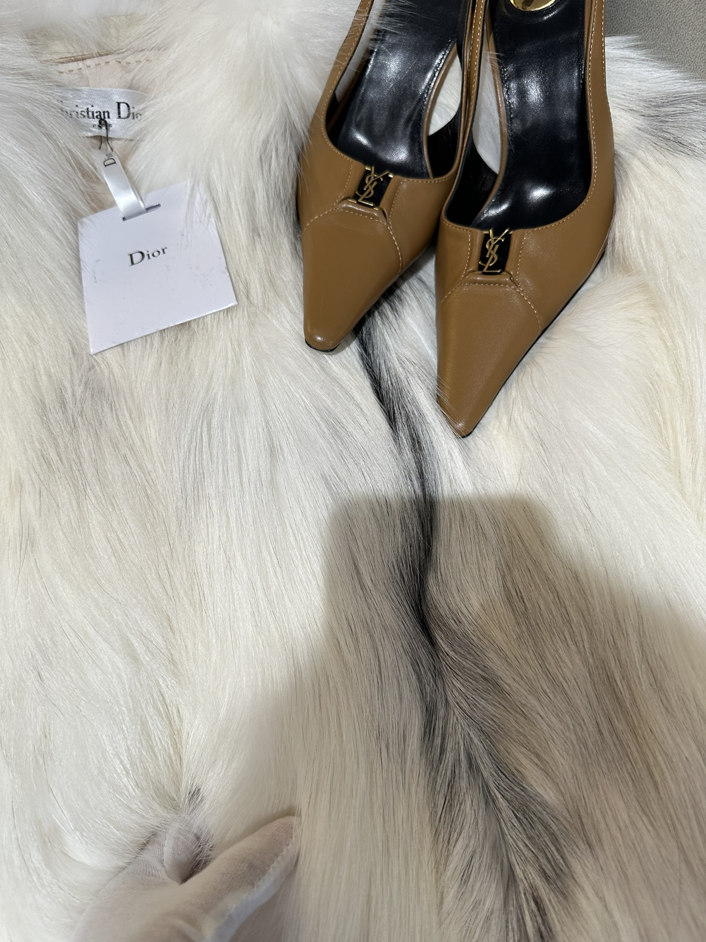 CHRISTIAN DIOR Женская шуба из меха лисы CHRISTIAN DIOR Женская шуба из меха лисы