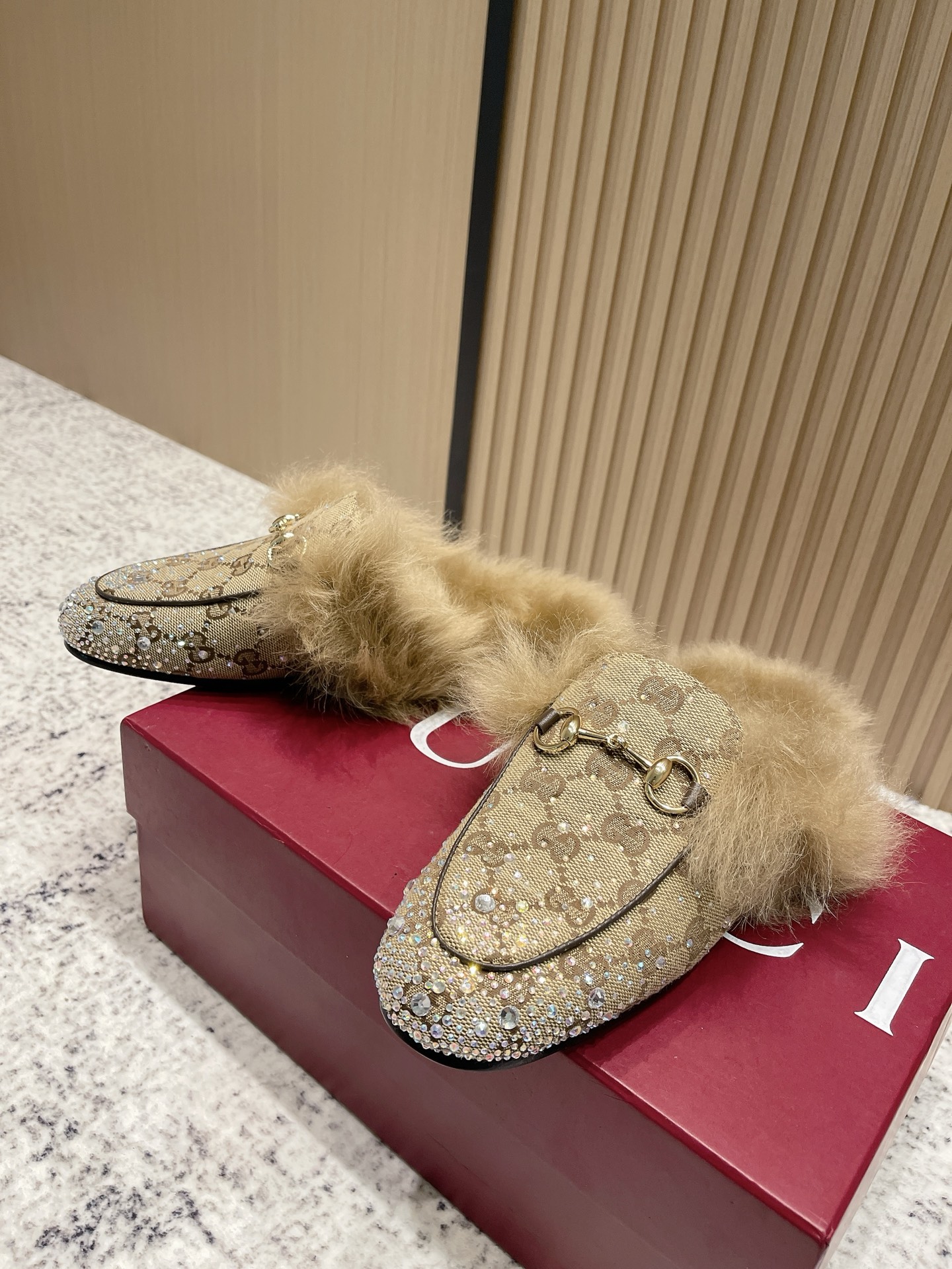 GUCCI Женские мюли Princetown на меху GUCCI Женские мюли Princetown на меху