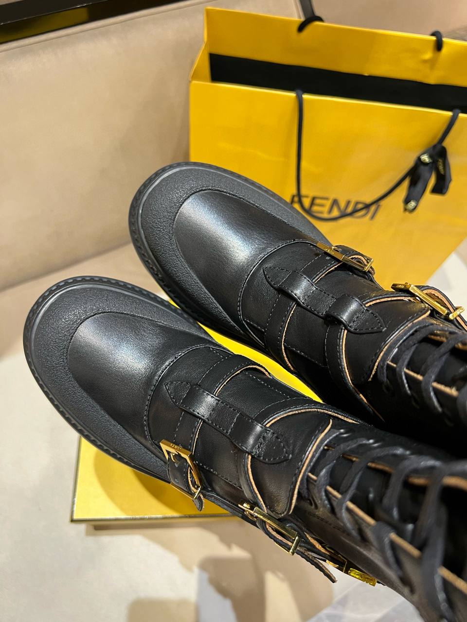 FENDI Женские ботинки  FENDI Женские ботинки