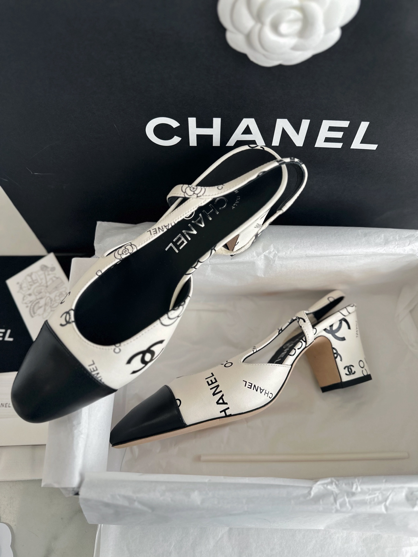 CHANEL Женские туфли слингбэки из кожи на каблуке CHANEL Женские туфли слингбэки из кожи на каблуке