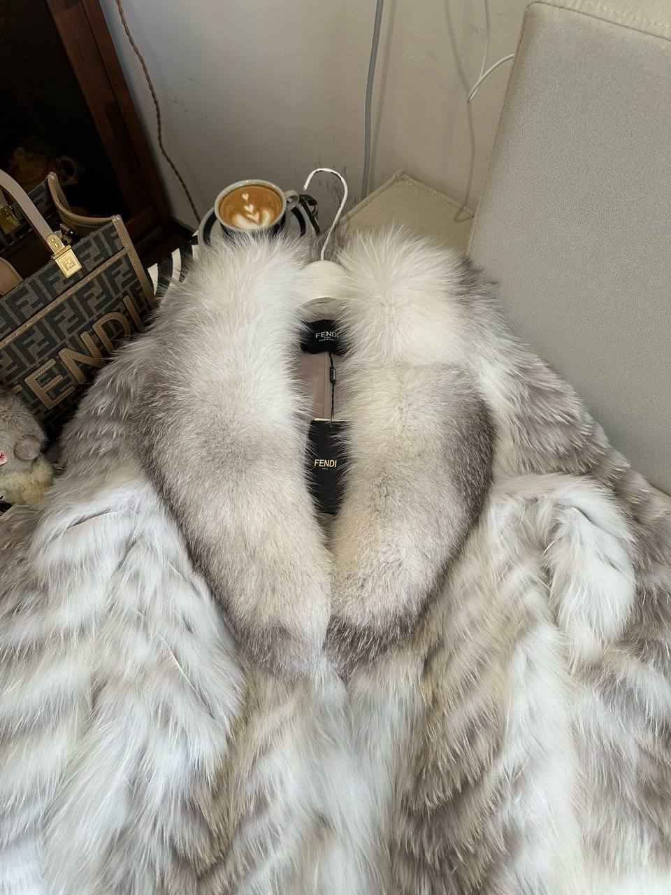 FENDI Женская шуба из лисьего меха FENDI Женская шуба из лисьего меха