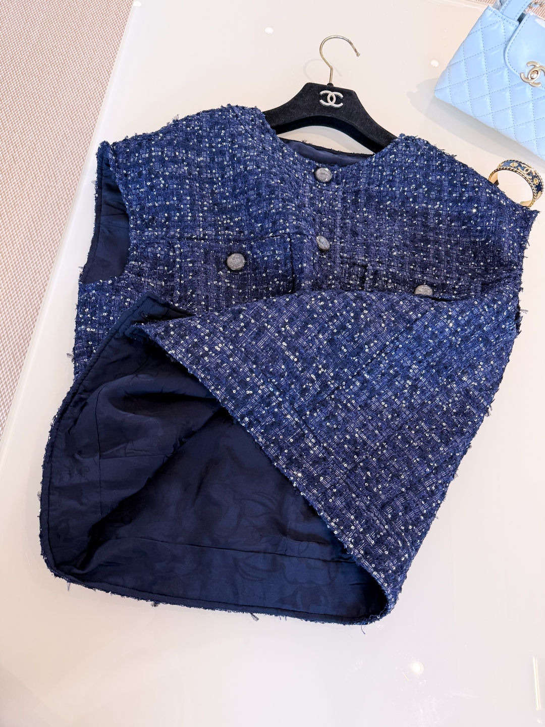 CHANEL Женский жилет в темно-синем оттенке CHANEL Женский жилет в темно-синем оттенке
