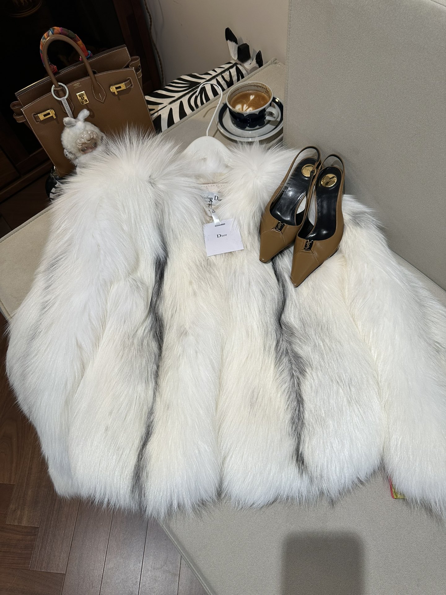 CHRISTIAN DIOR Женская шуба из меха лисы CHRISTIAN DIOR Женская шуба из меха лисы