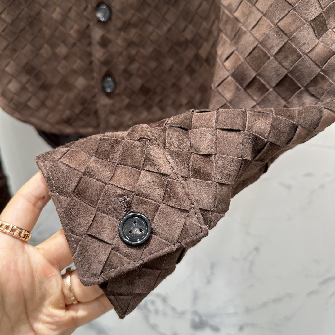 BOTTEGA VENETA Женская кожаная куртка шоколадно-коричневого цвета BOTTEGA VENETA Женская кожаная куртка шоколадно-коричневого цвета