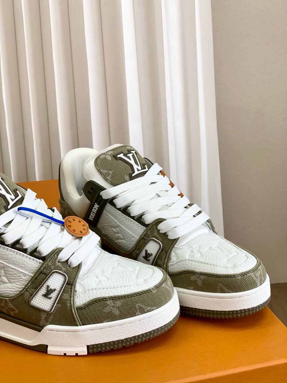 LOUIS VUITTON Мужские кроссовки из телячьей кожи LOUIS VUITTON Мужские кроссовки из телячьей кожи