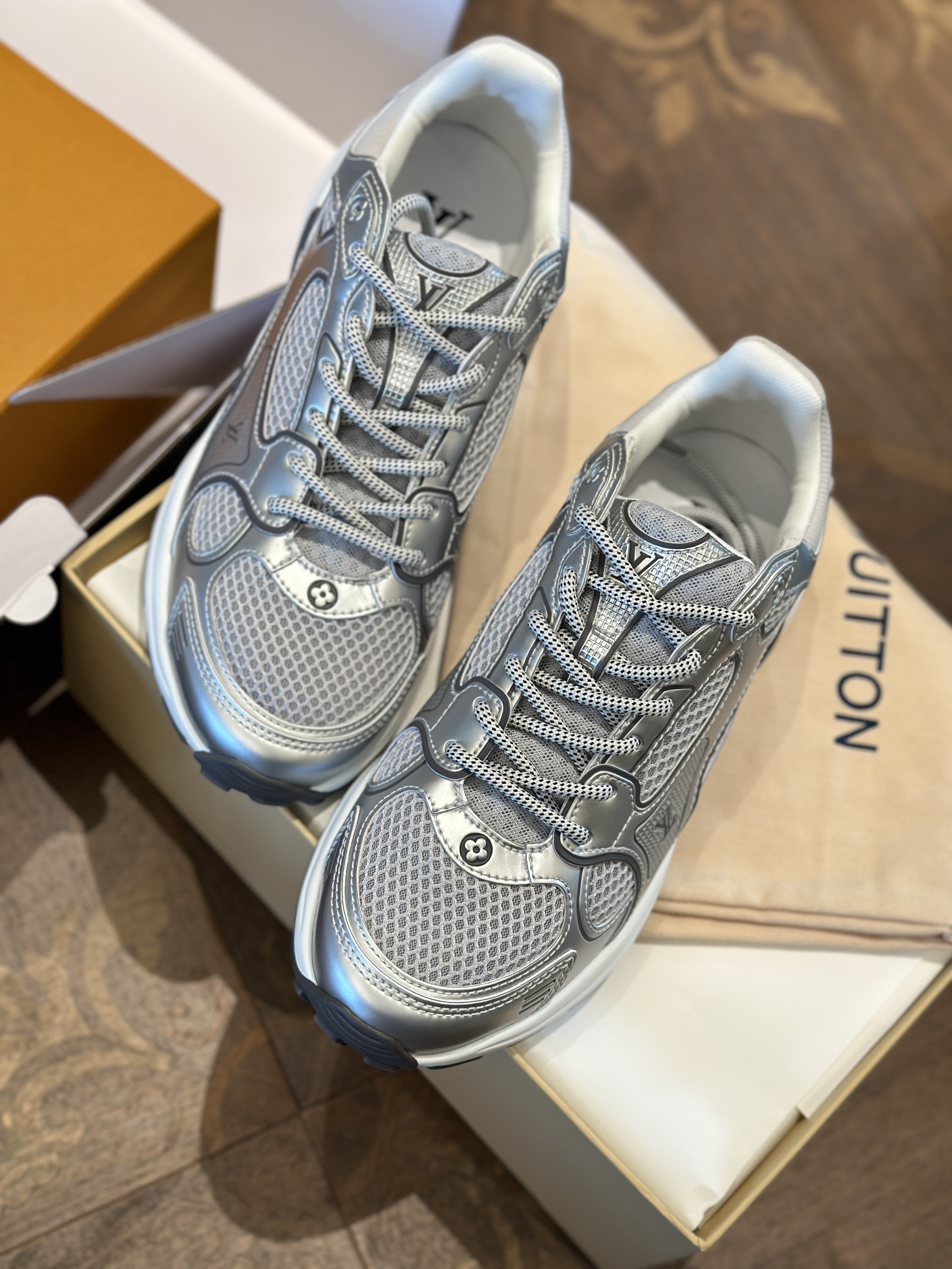 LOUIS VUITTON Женские кроссовки 