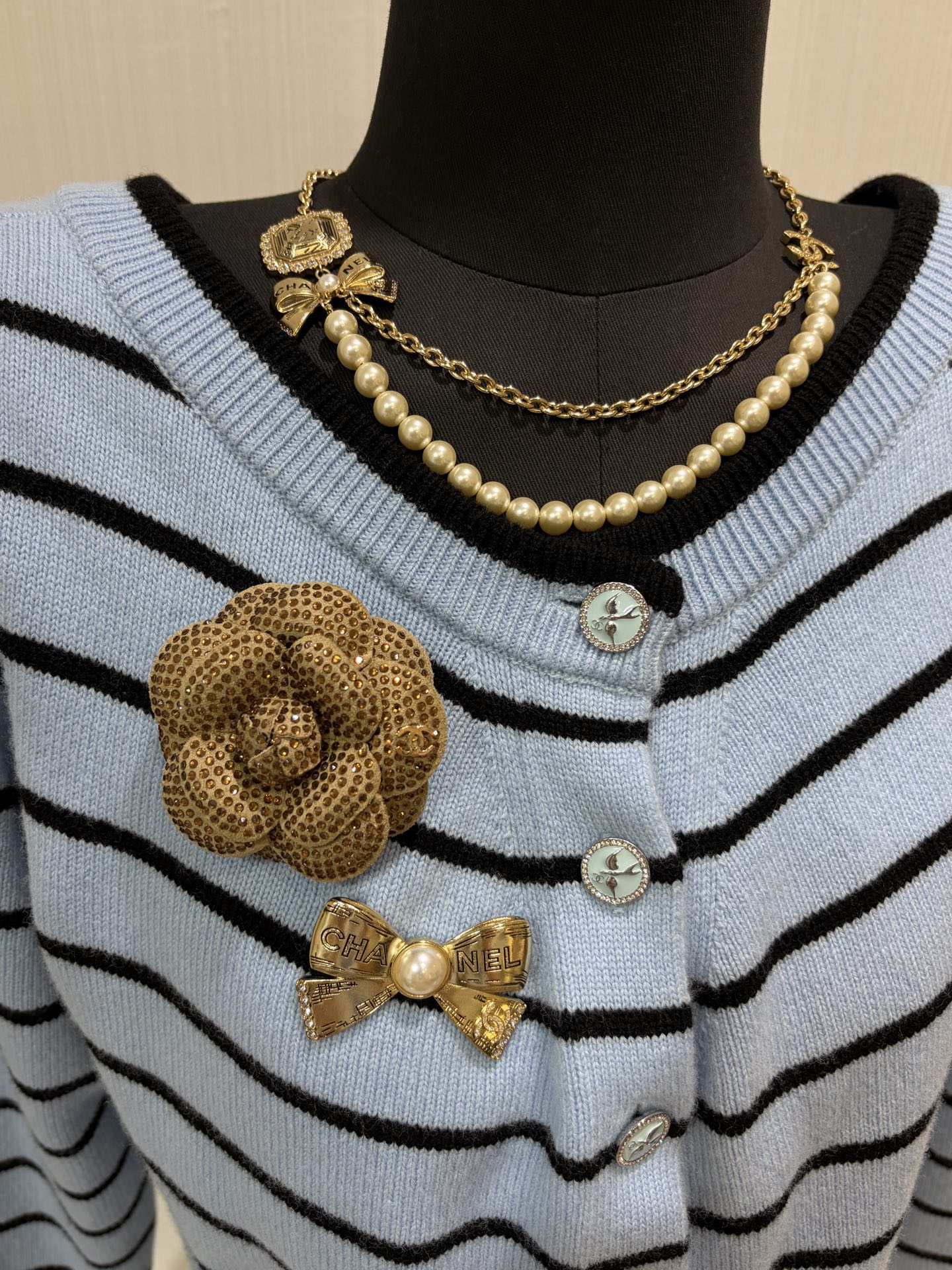 CHANEL Женская брошь бантик с цепочками и кристаллами CHANEL Женская брошь бантик с цепочками и кристаллами