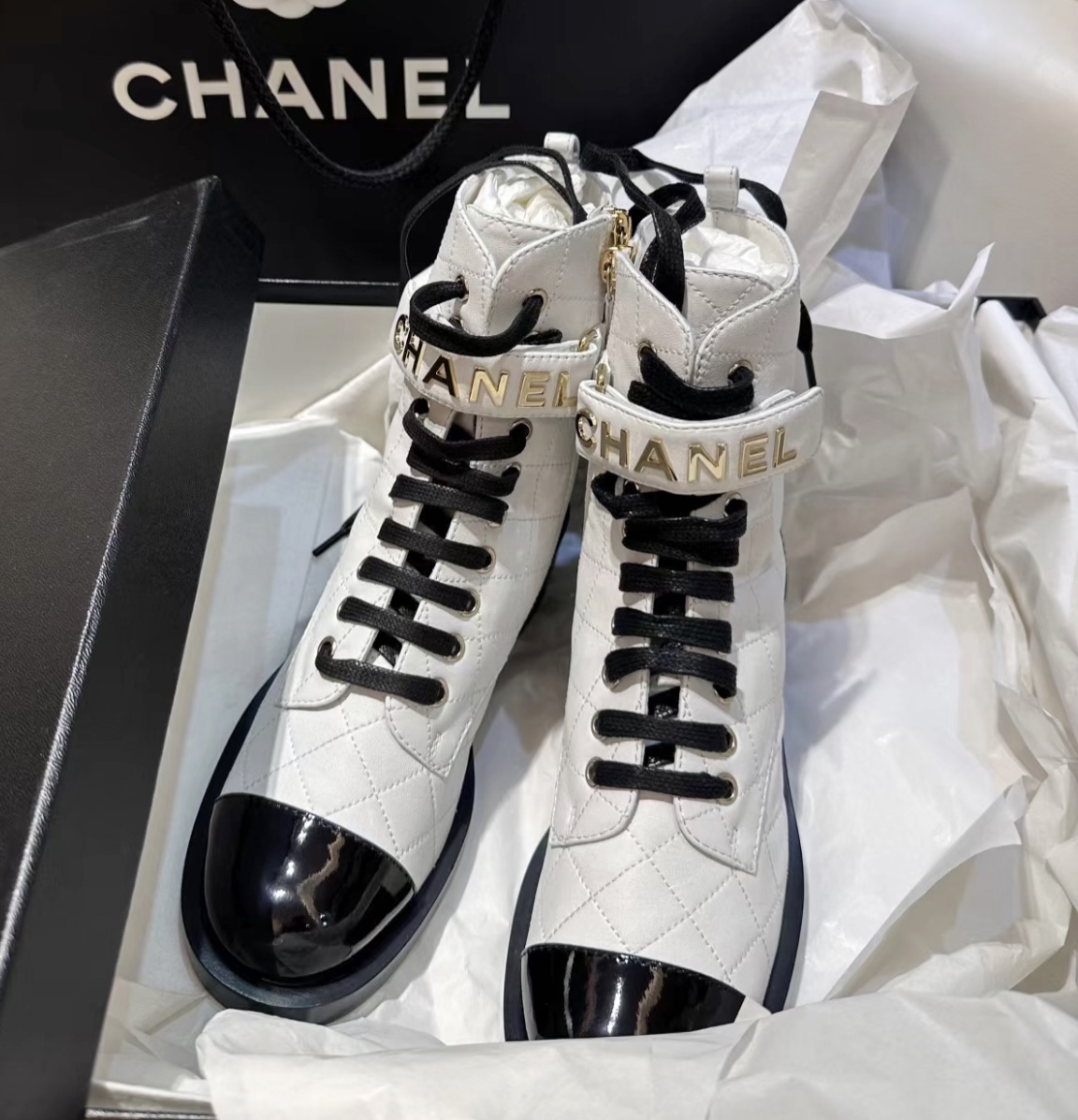 CHANEL Женские стёганые ботинки с перемычкой CHANEL Женские стёганые ботинки с перемычкой