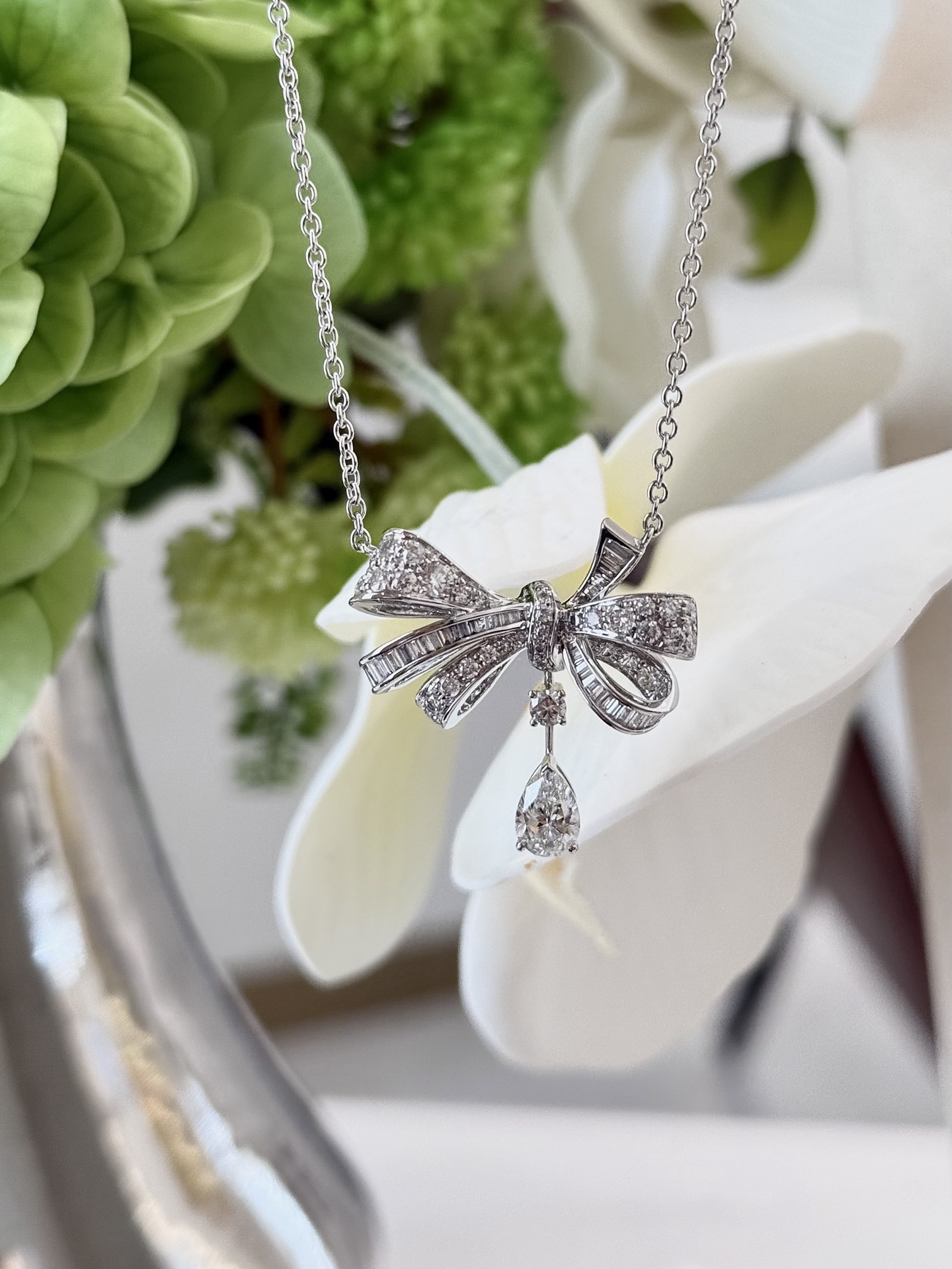 GRAFF Колье Tilda's Bow белое золото и бриллианты GRAFF Колье Tilda's Bow белое золото и бриллианты