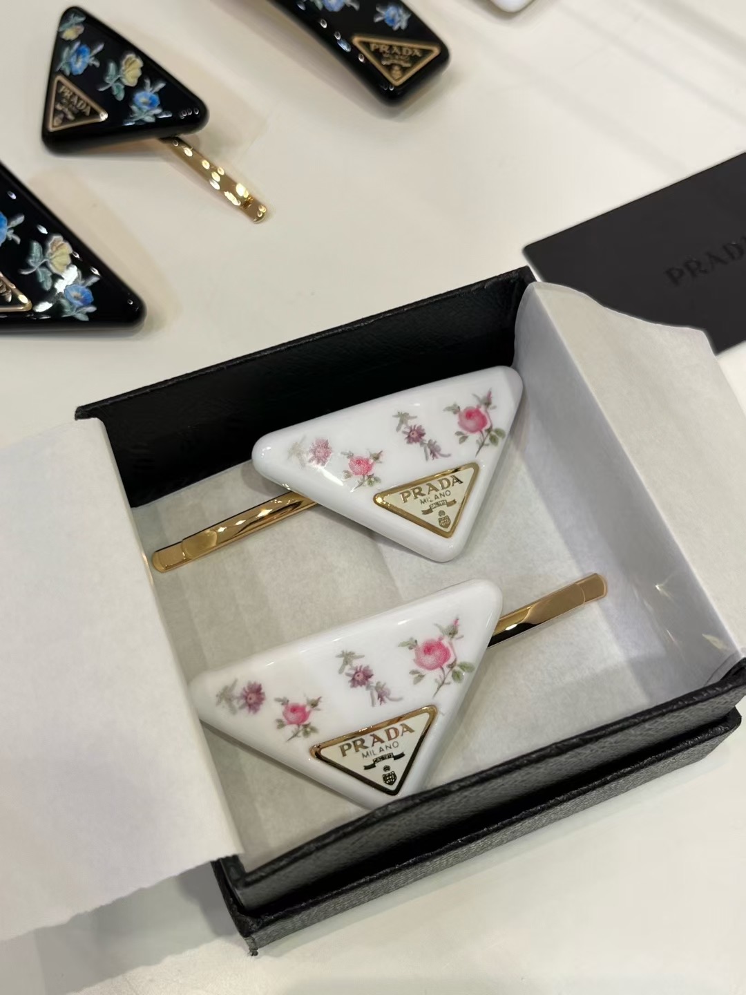 PRADA Женская заколка шпилька PRADA Женская заколка шпилька