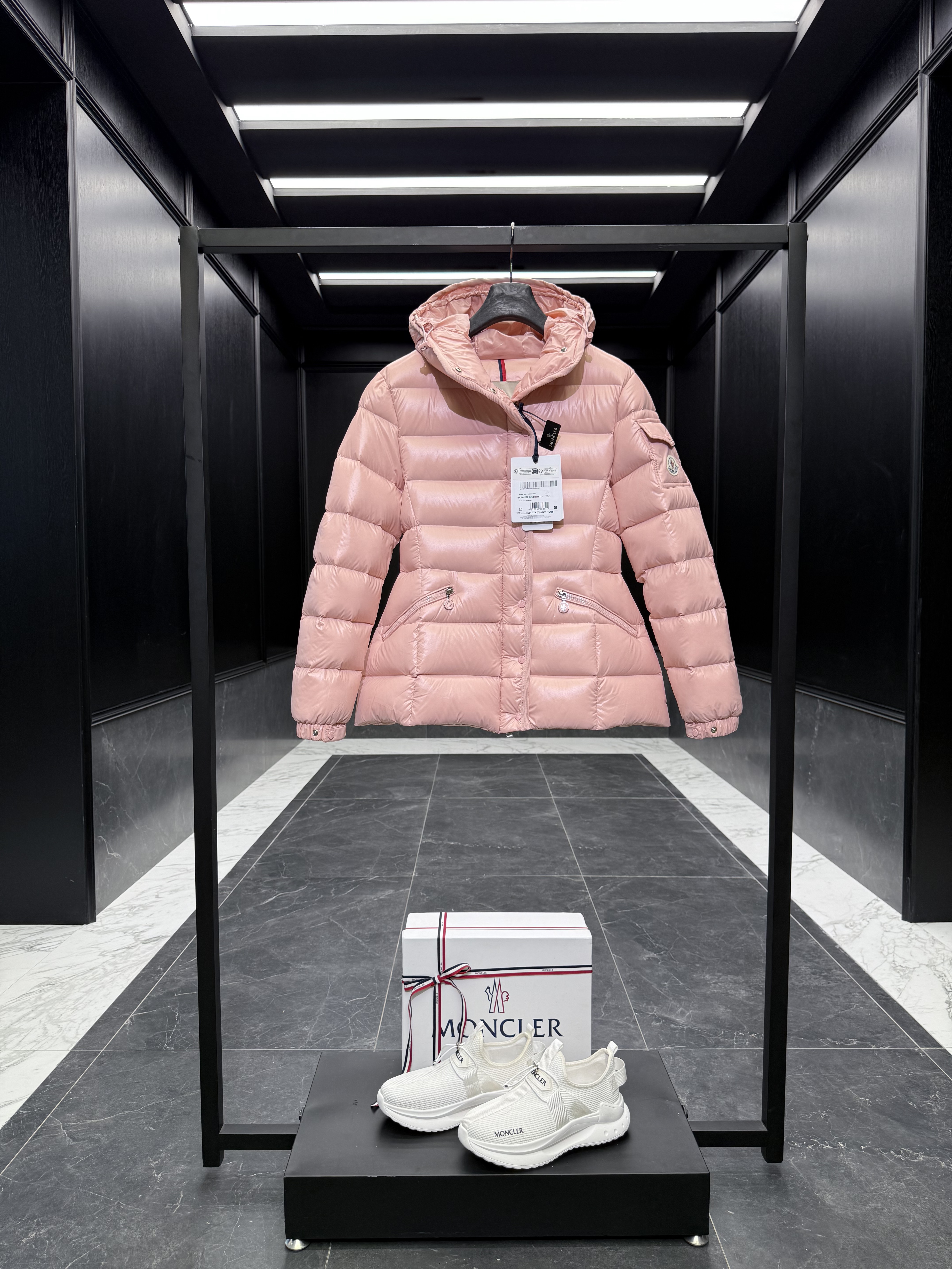 MONCLER Женская куртка Barante MONCLER Женская куртка Barante