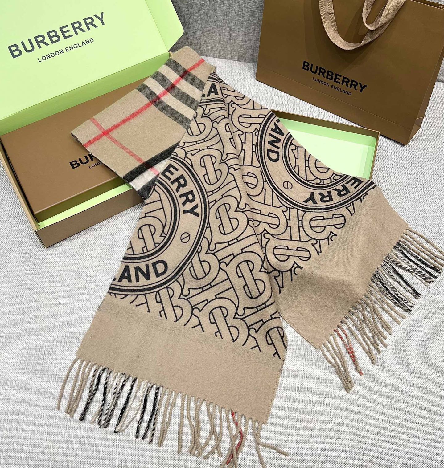 BURBERRY Женский шарф из кашемира BURBERRY Женский шарф из кашемира