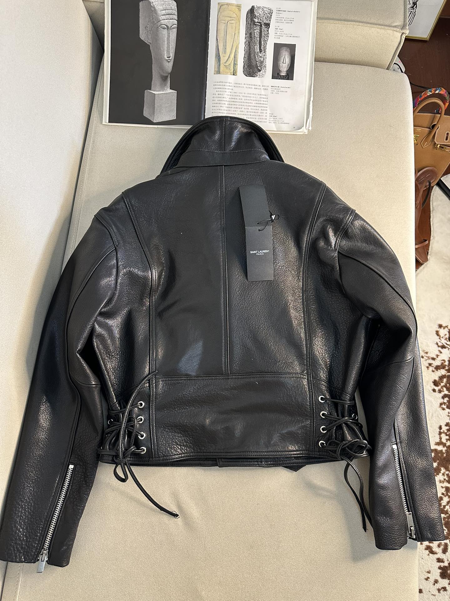 SAINT LAURENT Женская кожаная куртка классического кроя SAINT LAURENT Женская кожаная куртка классического кроя