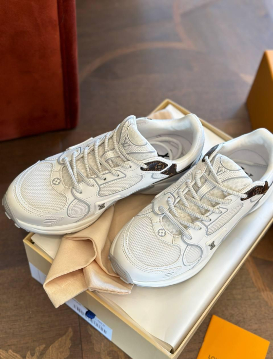 LOUIS VUITTON Женские кроссовки