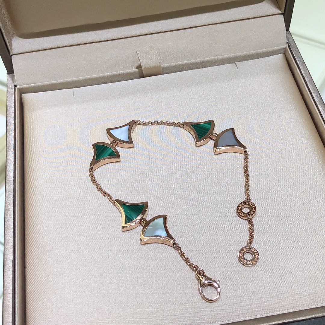 BVLGARI Женский браслет из розового золота с малахитом и перламутром BVLGARI Женский браслет из розового золота с малахитом и перламутром