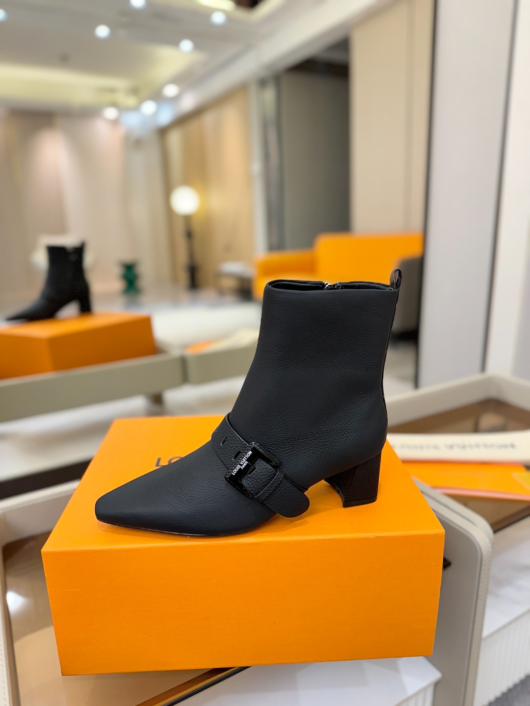 LOUIS VUITTON Женские ботильоны с острым мысом
