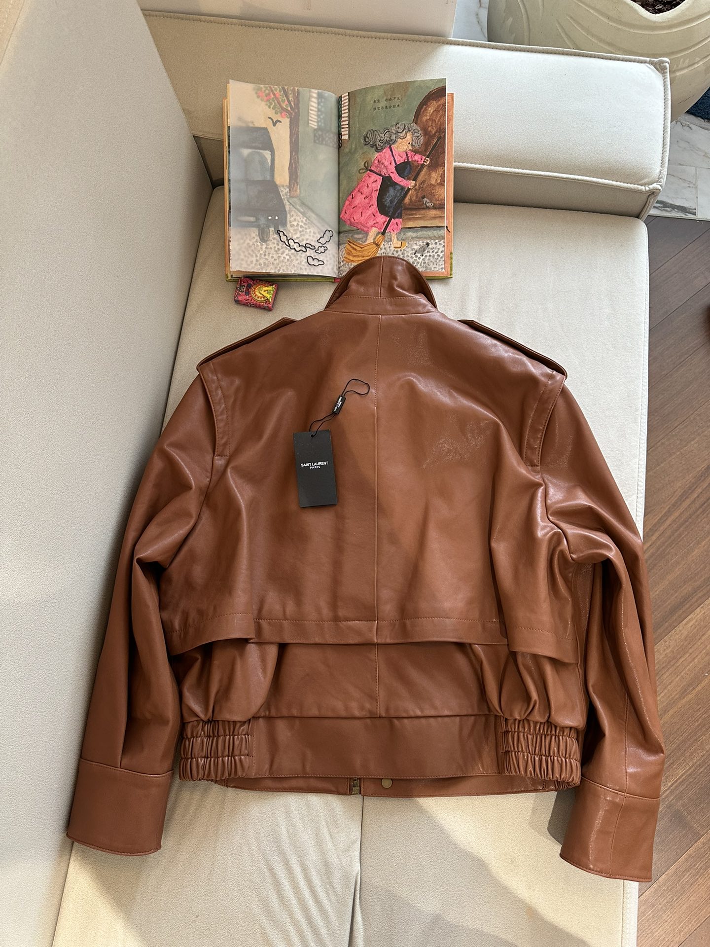 SAINT LAURENT Женская кожаная куртка прямого кроя SAINT LAURENT Женская кожаная куртка прямого кроя