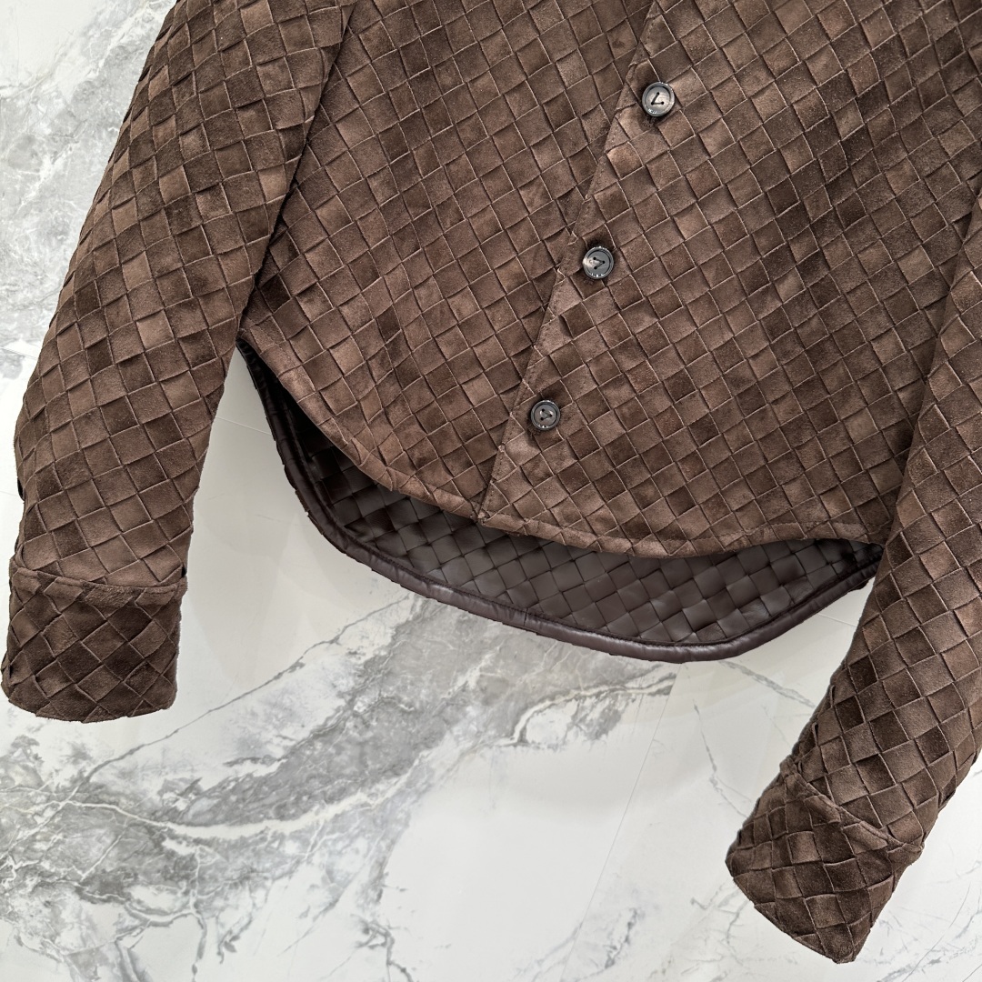 BOTTEGA VENETA Женская кожаная куртка шоколадно-коричневого цвета BOTTEGA VENETA Женская кожаная куртка шоколадно-коричневого цвета