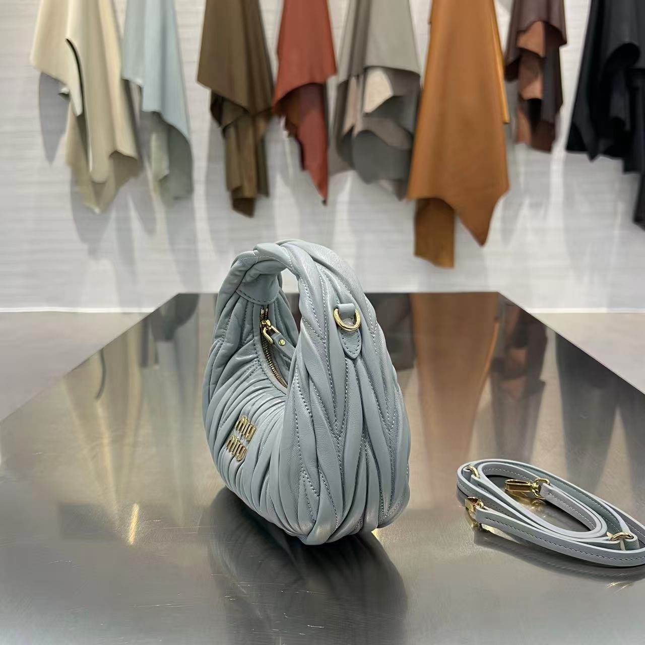 MIU MIU Женская сумка Wander hobo mini 