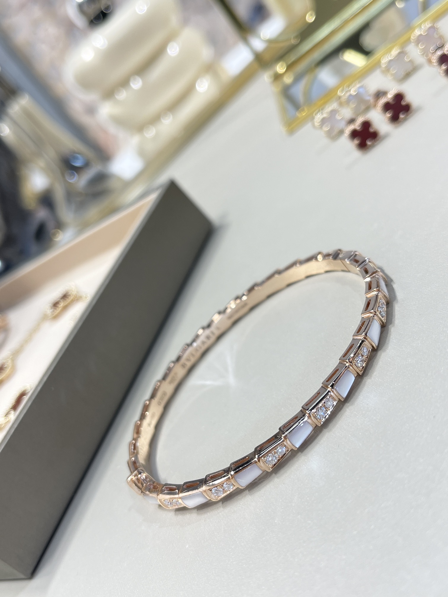 BVLGARI Женский браслет Serpenti Viper из розового золота и перламутра BVLGARI Женский браслет Serpenti Viper из розового золота и перламутра