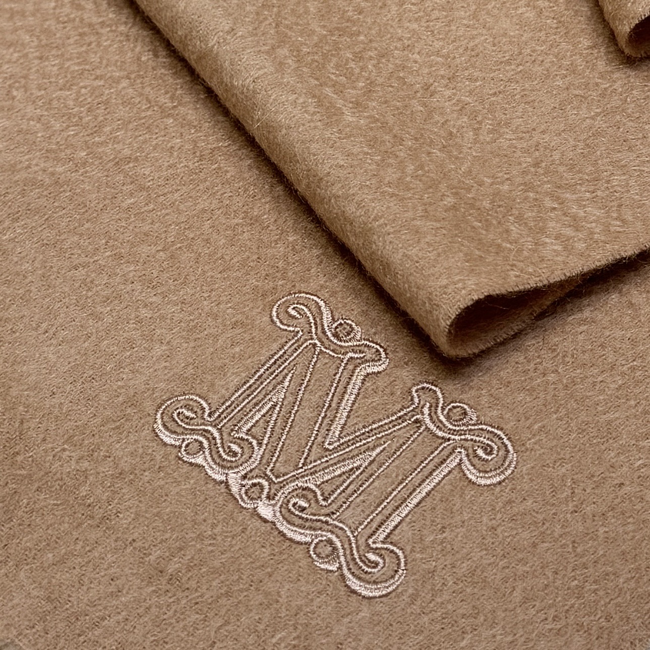 MAX MARA Женский шарф из кашемира MAX MARA Женский шарф из кашемира