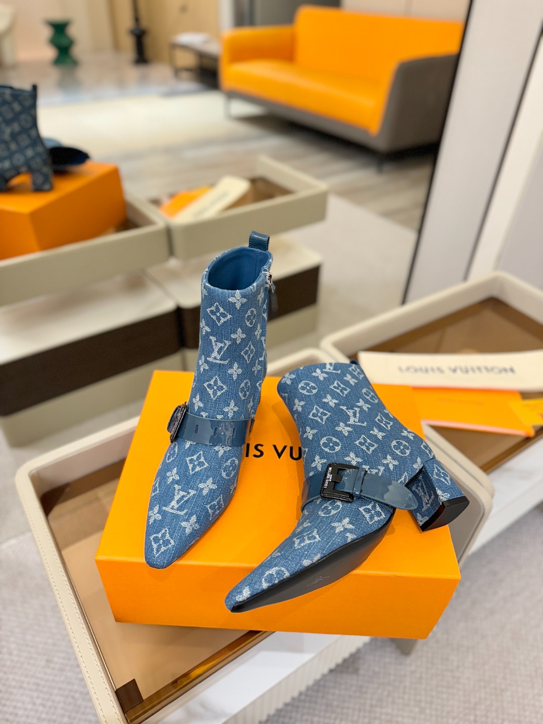 LOUIS VUITTON Женские ботильоны с острым мысом