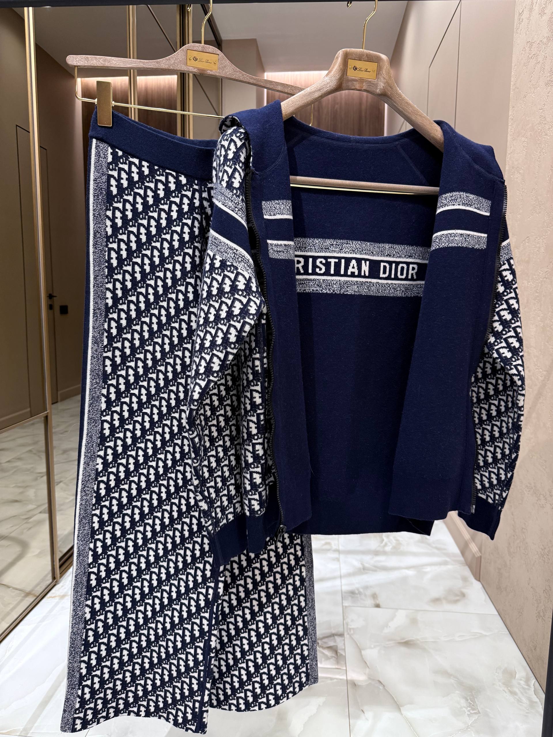 CHRISTIAN DIOR Женский костюм CHRISTIAN DIOR Женский костюм