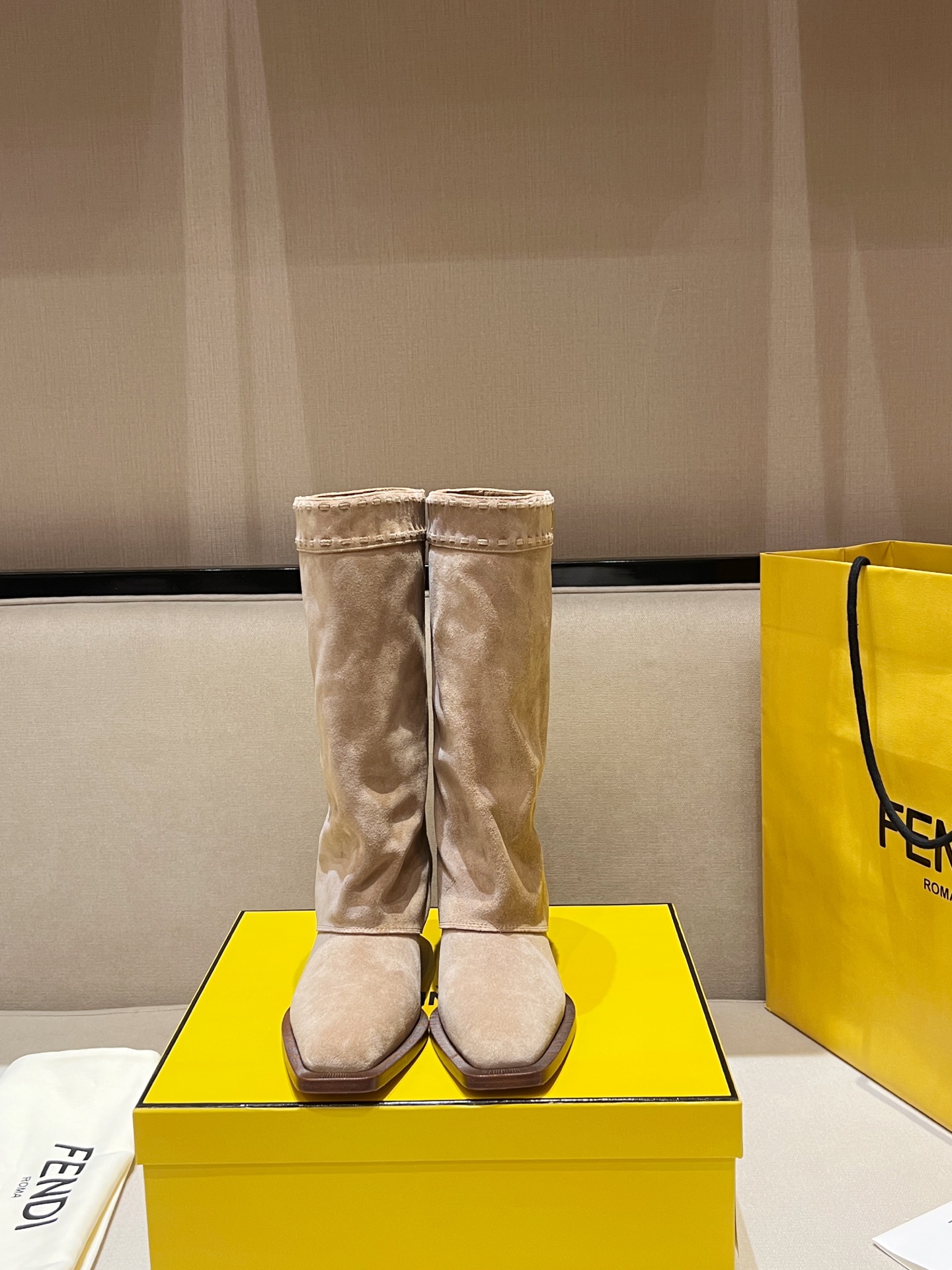 FENDI Женские сапоги казаки из замши FENDI Женские сапоги казаки из замши